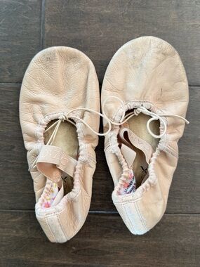 Capezio daisy ballet shoes 13.5M GUC